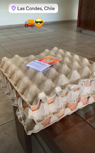 Cliente recibiendo pedido de El Pulento Huevo