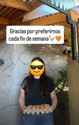 Cliente recibiendo pedido de El Pulento Huevo